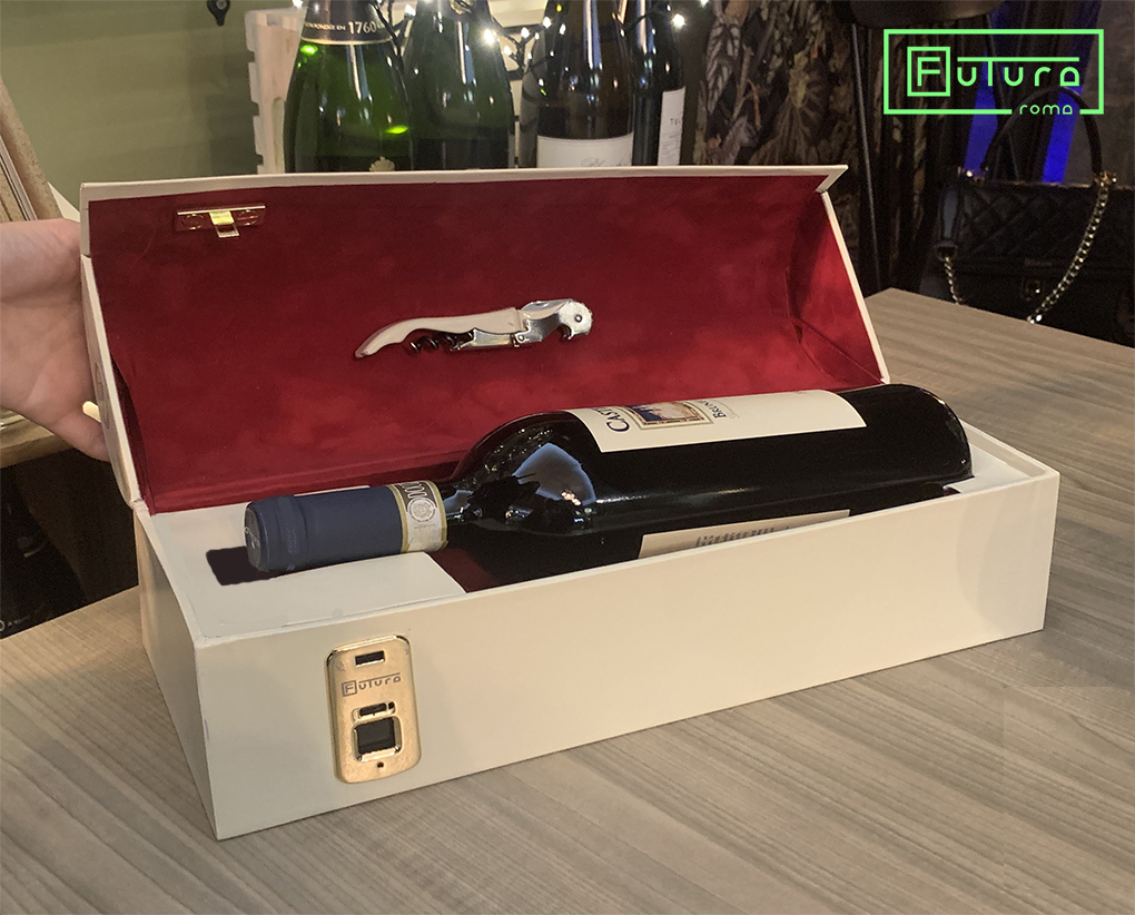 Futura roma® vinea scrigno digitale, winebag, custodia, Vinea, scrigno, custodia vino, winebag impronta digitale, biometrico, scrigno impronta digitale, chiusura biometrica, winebag chiusura impronta digitale, Futura roma scrigno digitale, vinea uomo impronta digitale bluetooth, custodia vino con biometrico Futura roma, Futura roma winebag, custodia vino
